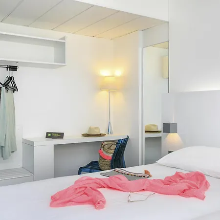Ibis Styles Centre مينتون
