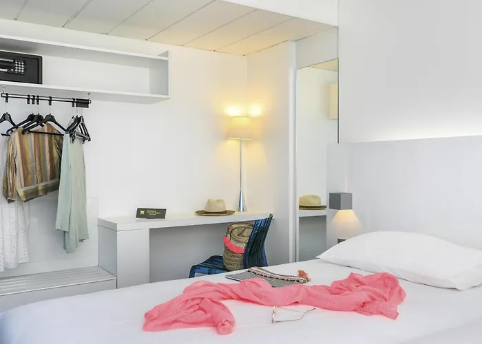 Ibis Styles Centre مينتون