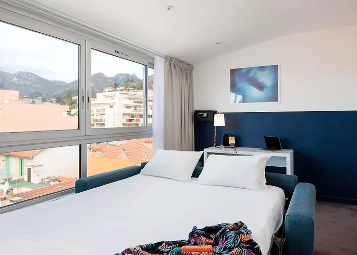 Ibis Styles Centre 3* مينتون