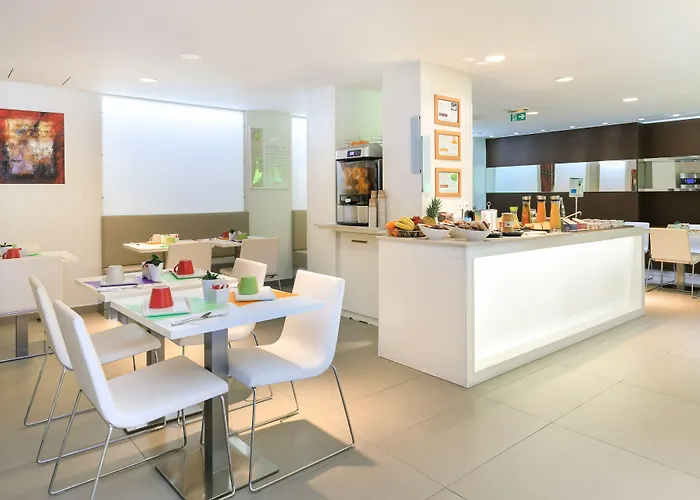 Ibis Styles Centre 3* مينتون